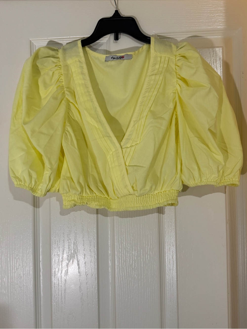 Puff-Sleeve Cropped V-Neck Top in Pale Yellow